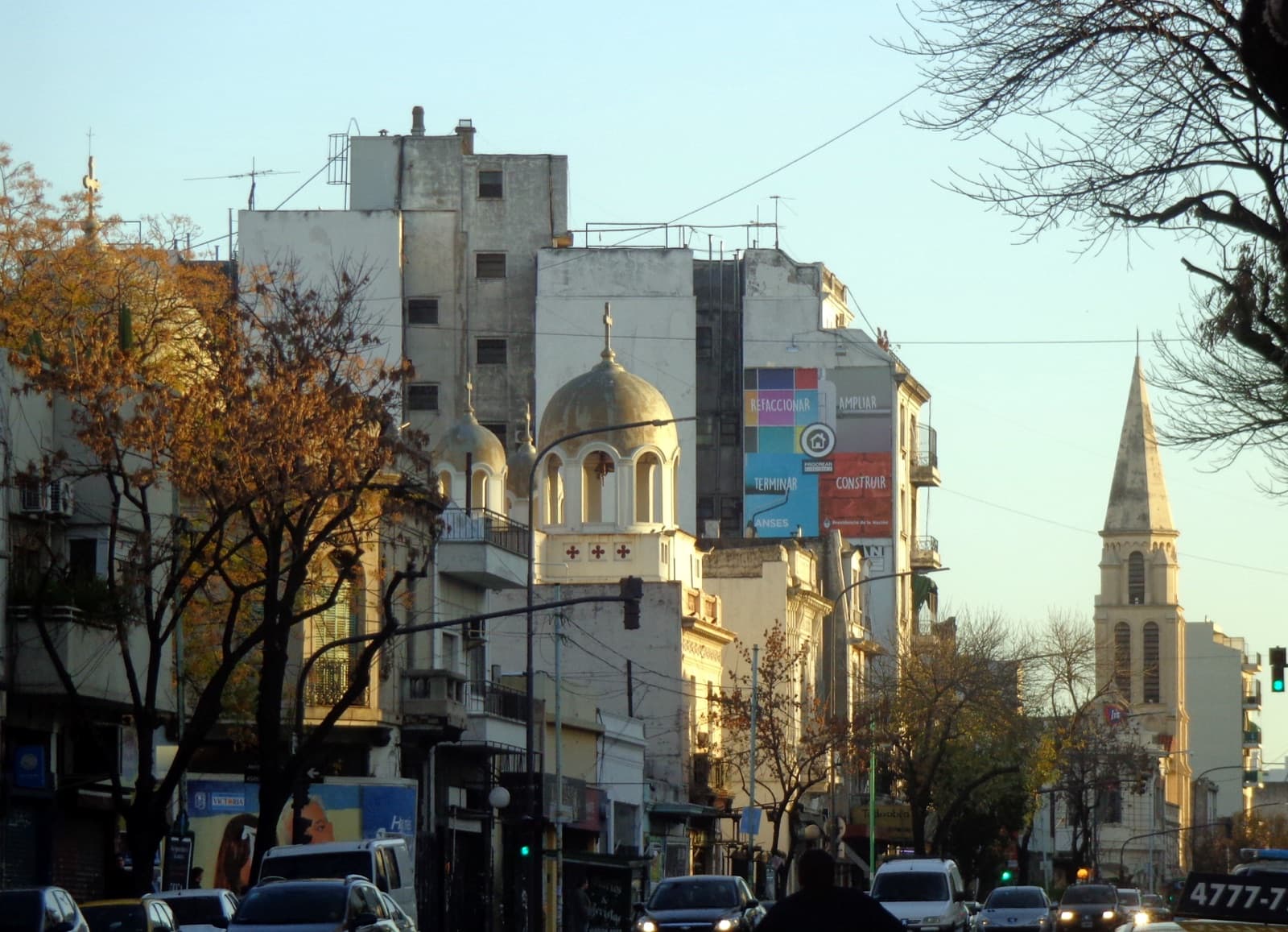 Las cúpulas de la catedral ortodoxa San Jorge sobre la avenida Scalabrini Ortiz, Palermo, Buenos Aires