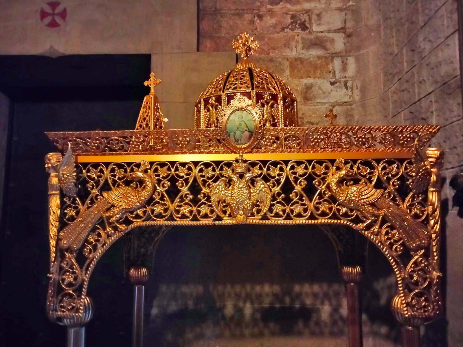 Epitafio bordado en la parroquia ortodoxa griega de San Nectario de Egina, Barcelona