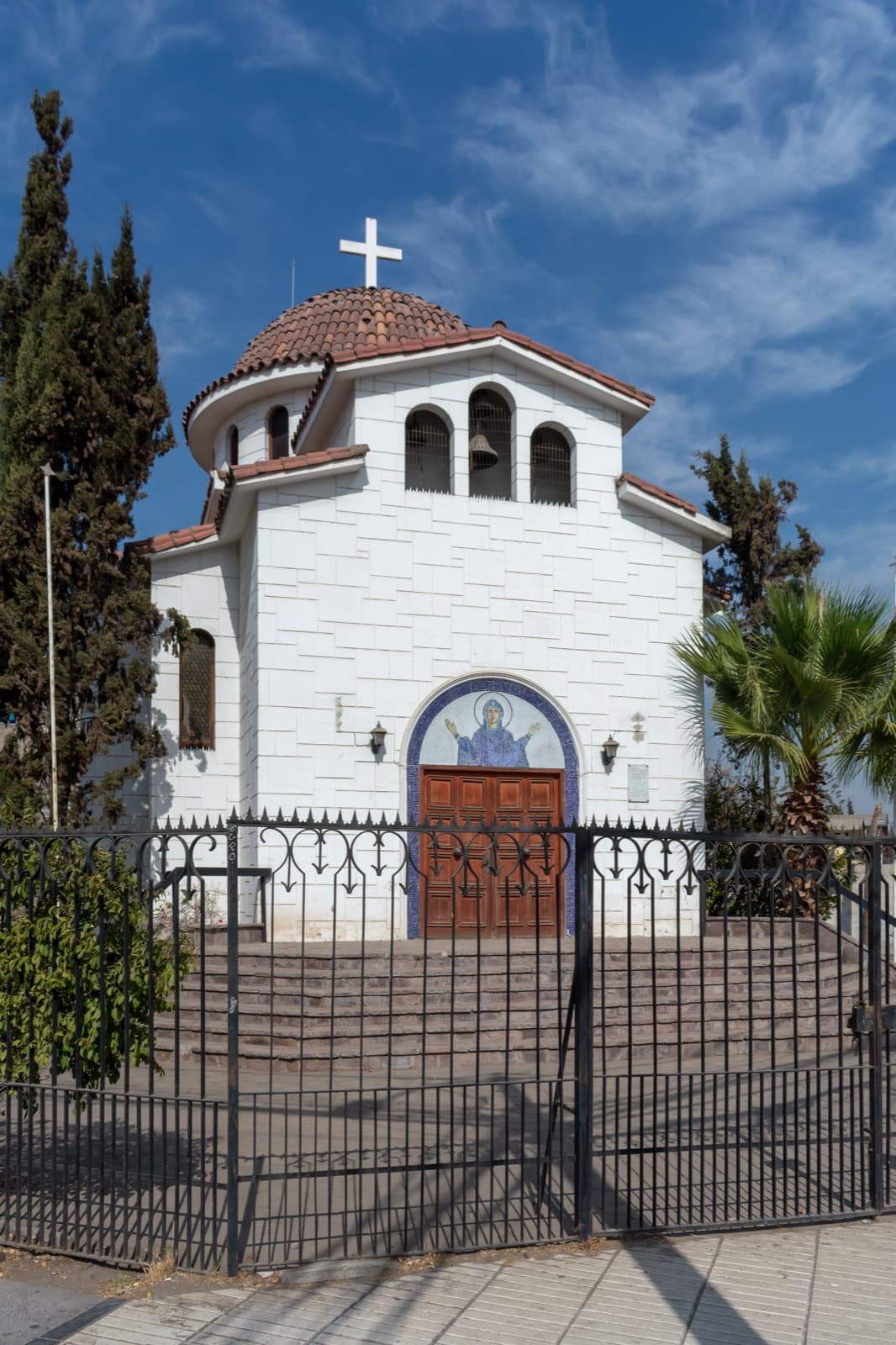La iglesia ortodoxa griega de los Santos Constantino y Elena en la avenida Grecia, Ñuñoa