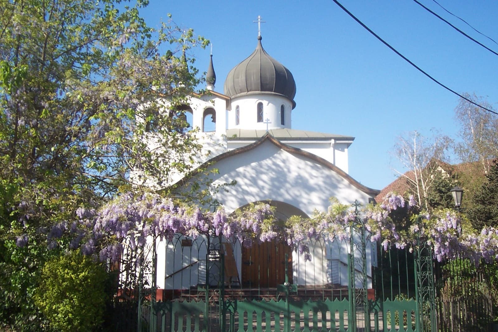La iglesia ortodoxa rusa de la Santísima Trinidad y la Virgen de Kazán en la avenida Holanda, Ñuñoa