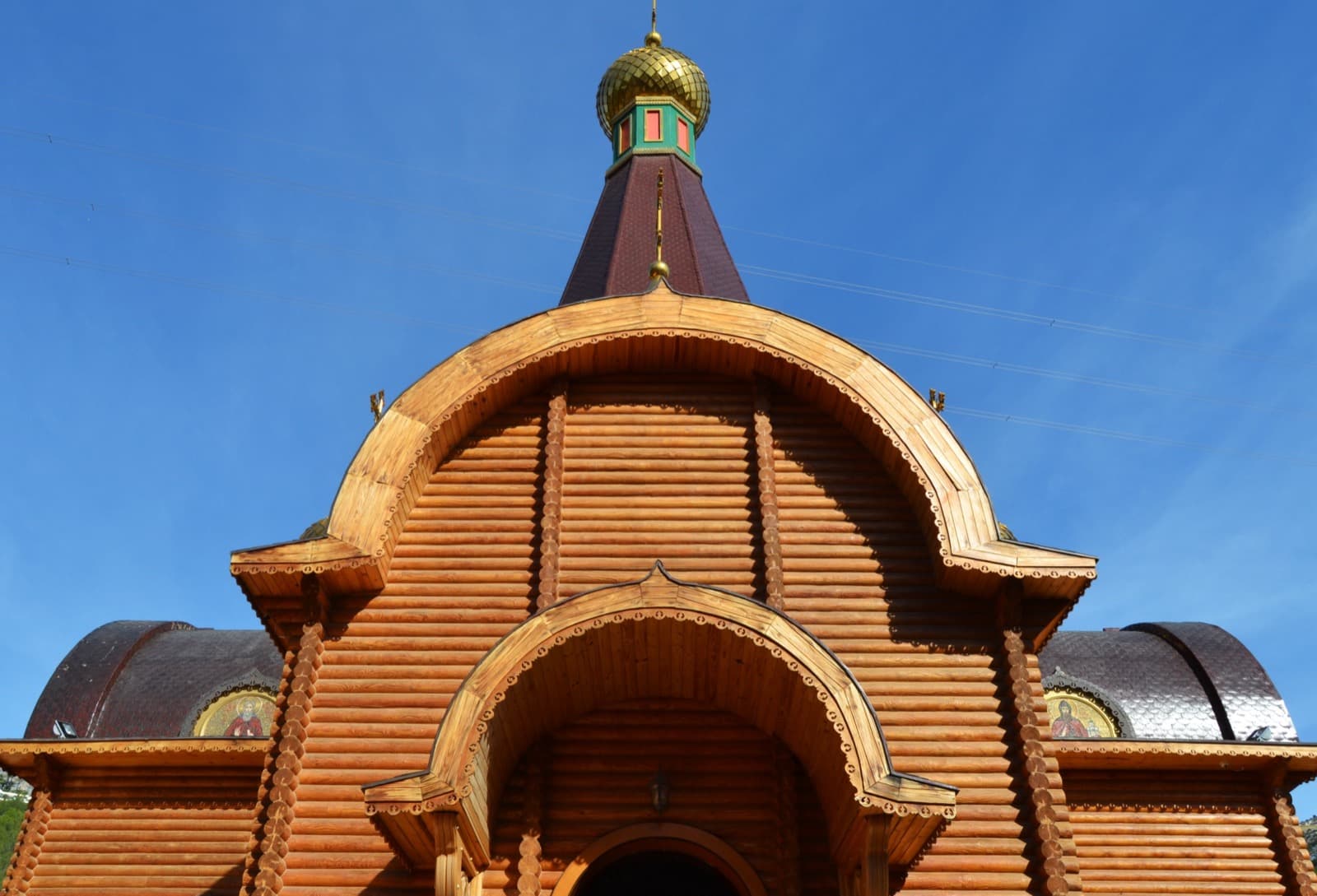 Iglesia Ortodoxa Rusa del Arcángel San Miguel, de madera, en Altea Hills