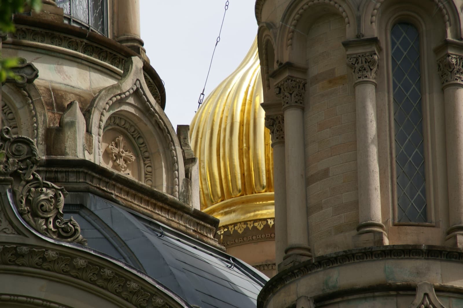 Die vergoldete Kuppel der Russischen Kirche der heiligen Elisabeth auf dem Neroberg in Wiesbaden