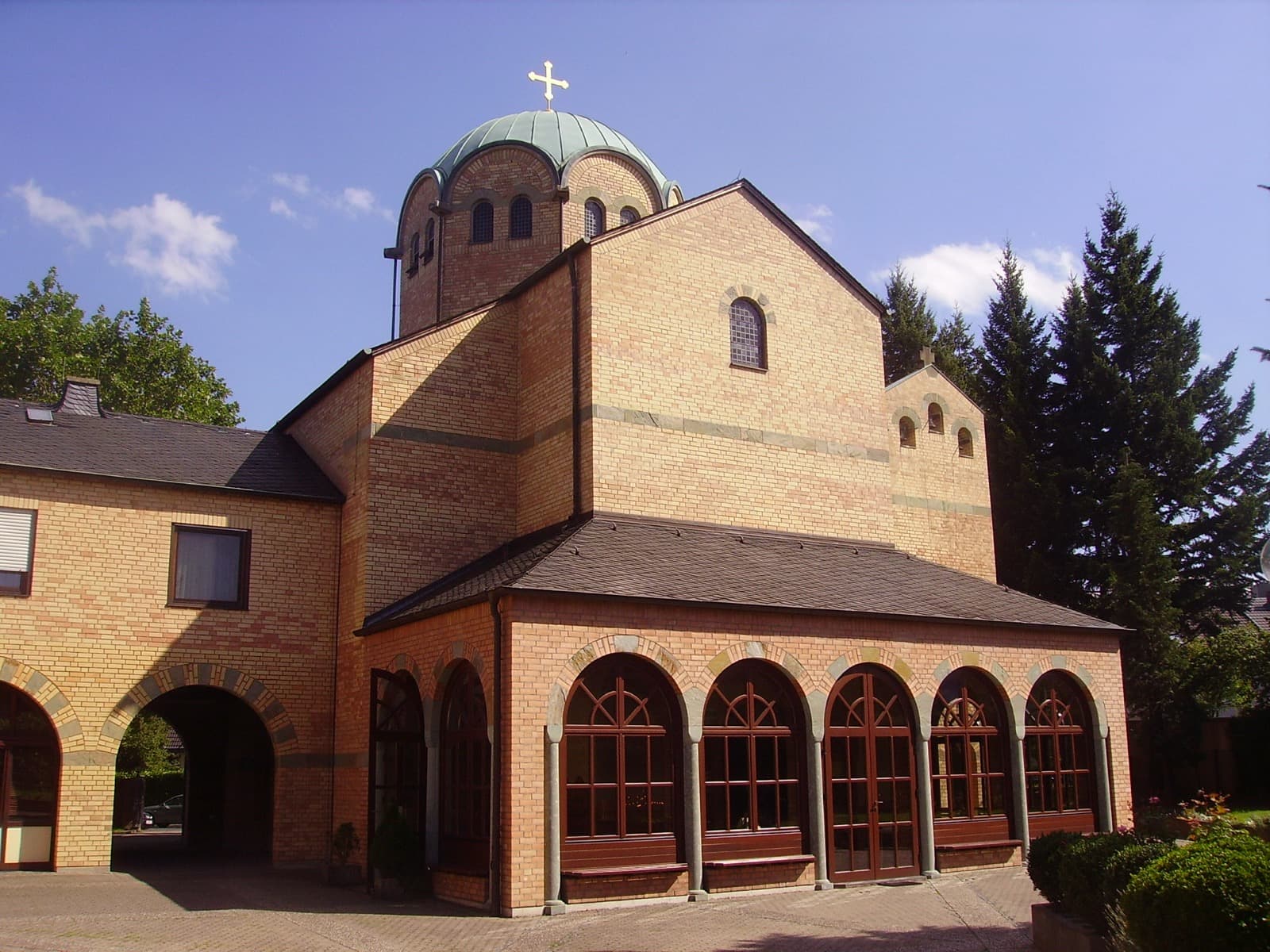 Metropolitankathedrale Agia Trias in Bonn-Beuel, Fassade