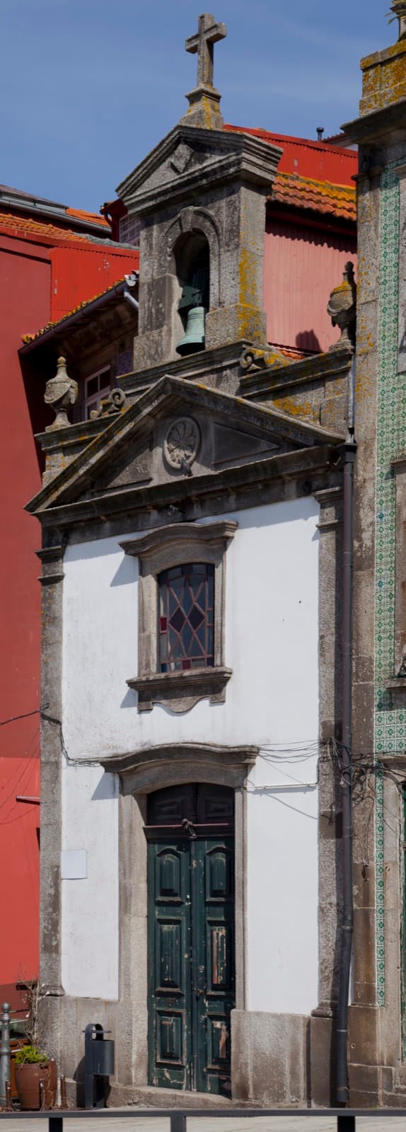 A capela de Nossa Senhora da Lada, no Cais da Ribeira, no Porto, paraclis episcopal romeno de São Sofrónio de Essex