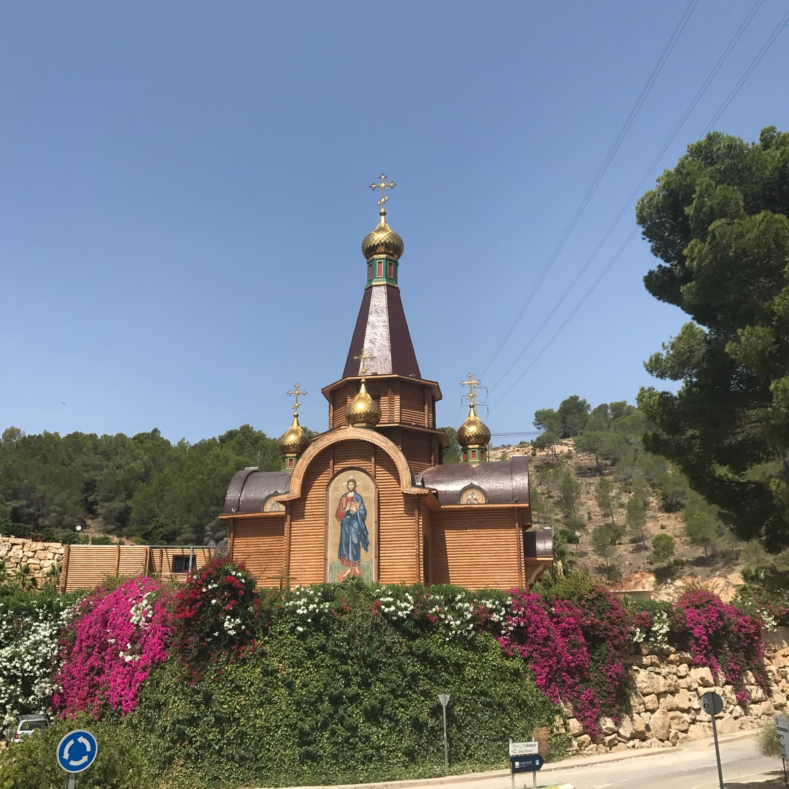 La iglesia ortodoxa rusa del Arcángel San Miguel, de madera, en Altea Hills